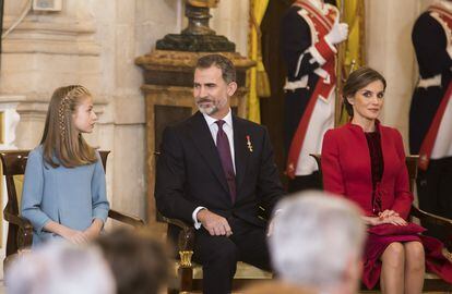 El Rey, la reina Letizia y la princesa Leonor durante el acto de imposición del Toisón de Oro celebrado en el Palacio Real.