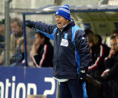 Guy Roux da instrucciones durante un partido.