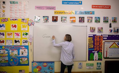 Una maestra de Primaria en una clase de Inglés en Galicia.