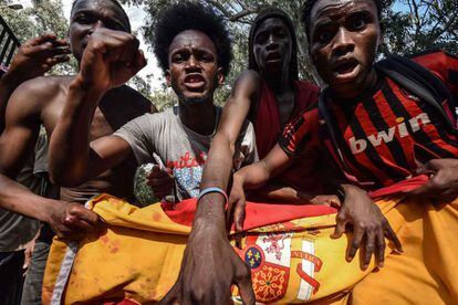 Migrantes subsaharianos celebran el salto a la Valle de Ceuta, de camino al CETI.