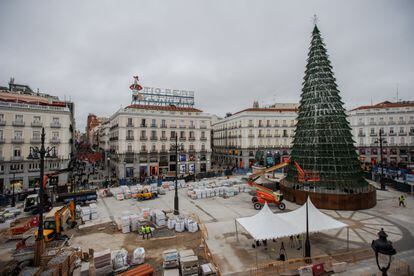 Vista panorámica de las obras de la Puerta del Sol junto al árbol de Navidad, este lunes. 