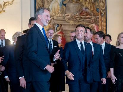 El Rey Felipe VI (2i), y el presidente de Francia, Emmanuel Macron (4d), conversan a su llegada a la cena de Gala Real para los participantes de la Cumbre de la OTAN, en el Palacio Real, a 28 de junio de 2022, en Madrid (España). A este encuentro con la Casa Real han sido invitados todos los líderes que asisten a la Cumbre de la OTAN --los 30 aliados y otra decena de países invitados-- y sus acompañantes. La invasión rusa de Ucrania, las tensiones entre Moscú y la Alianza y la adhesión de Finlandia y Suecia marcan la agenda de un evento en el que participan delegaciones de 40 países y que convierte a Madrid en el epicentro de la política mundial durante su celebración del 28 al 30 de junio.
28 JUNIO 2022;MADRID;CUMBRE OTAN;CENA DE FAMILIA;PALACIO REAL
Alberto Ortega / Europa Press
28/06/2022