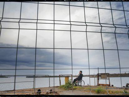 Juan Ram&oacute;n Biedma medita sobre el pr&oacute;ximo crimen frente al mar en Gij&oacute;n.