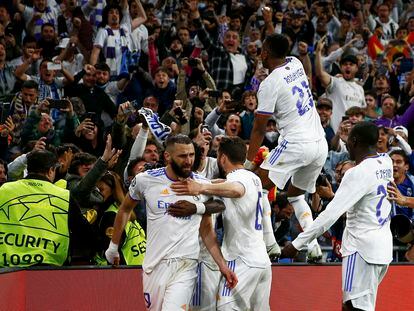 Los jugadores del Real Madrid celebran el tercer gol del equipo, obra de Karim Benzema.