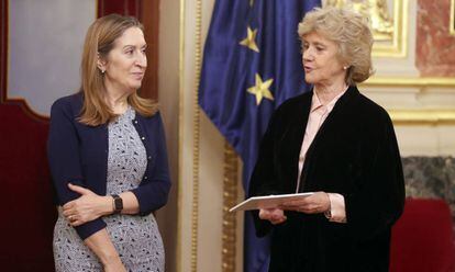 Ana Pastor, presidenta del Congreso, y Soledad Becerril, defensora del pueblo.