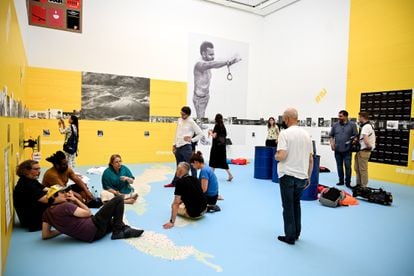 La artista cubana Tania Bruguera, sentada a la izquierda, en una de las tres salas que su colectivo INSTAR ocupa en la Documenta.