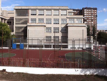 La zona de fútbol y baloncesto del IES Cardenal Herrera Oria, en Madrid, el 13 de junio de 2023.