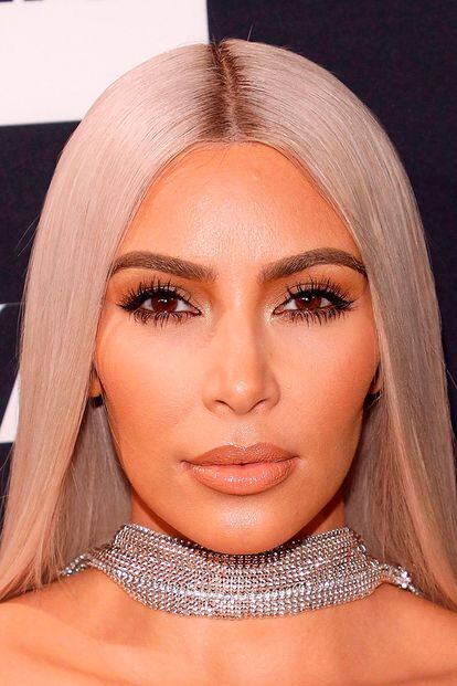 Los looks de Kim Kardashian utilizan el contouring como una herramienta más para trabajar el ojo y se sirven de sombras metalizadas en puntos estratégicos que combinan con su melena platino.