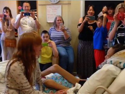 La cantante de Florence and the Machines, Florence Welch, canta a una paciente en un hospital de Austin.