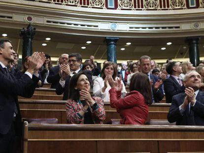 Pedro Sánchez saluda a los diputados socialistas tras ganar la moción de censura.