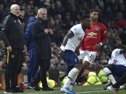 Mourinho observa a Rashford, Aurier y Sissoko, desde la banda.