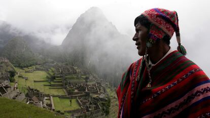 Un músico quechua junto a las ruinas de Machu Picchu, en 2010.