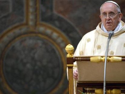 El papa Francisco ofrece la homil&iacute;a de su primera misa como sumo pont&iacute;fice, ayer.