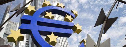 Vista de la escultura con el logo del euro que decora los alrededores de la sede del Banco Central Europeo (BCE) en Fr&aacute;ncfort (Alemania).
