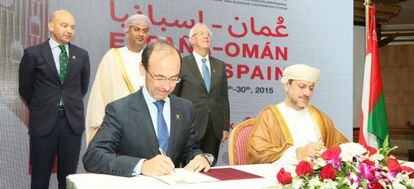 El presidente de Cofides, Salvador Mar&iacute;n, y el presidente ejecutivo del fondo oman&iacute;, Abdulsalam Al Murshidi, durante la firma del acuerdo.