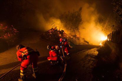 Operaris de l'UME lluiten contra el foc a As Neves, Pontevedra.
