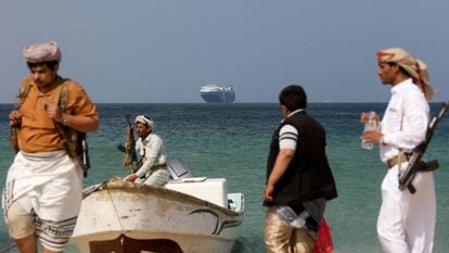 Hombres armados permanecían en la playa mientras el buque comercial Galaxy Leader, secuestrado por los hutíes el mes pasado, está anclado frente a la costa de al-Salif, en Yemen, el pasado 5 de diciembre de 2023.