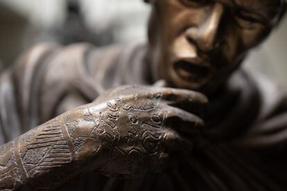 Detalle de la escultura de Paolo Guerrero.