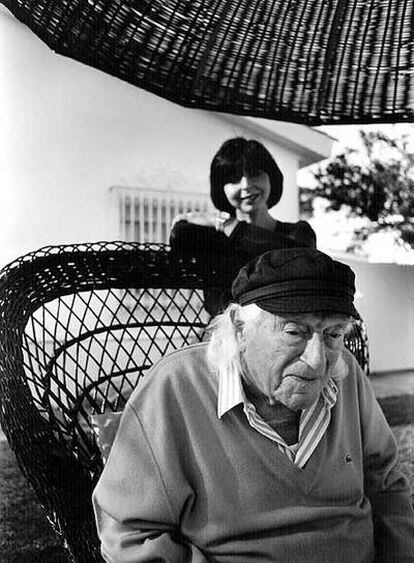 El poeta Rafael Alberti y su esposa, María Asunción Mateo, en el año 1994.