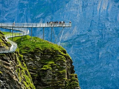 La pasarela First Cliff Walk, un sendero suspendido en Grindelwald, en el Oberland Bernés, en los Alpes (Suiza).