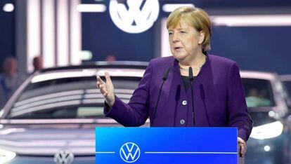 La canciller alemana Angela Merkel da un discurso durante la ceremonia de inauguración de la línea de producción de un nuevo modelo eléctrico de Volkswagen en Zwickau, Alemania, 4 de noviembre de 2019.