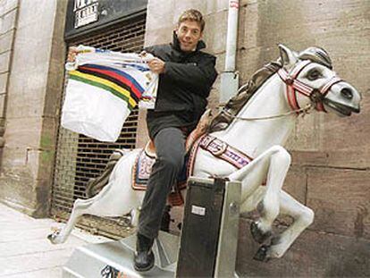 Freire muestra su maillot arcoiris encima de un caballito en el bulevar de Torrelavega.