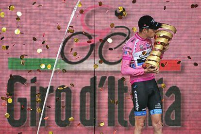 Hesjedal besa la copa del Giro.