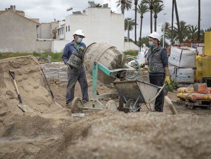 Obreros trabajando en la construcción de viviendas en Valencia.