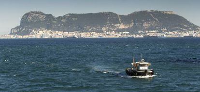 Un barco pesquero faena junto a Gibraltar.