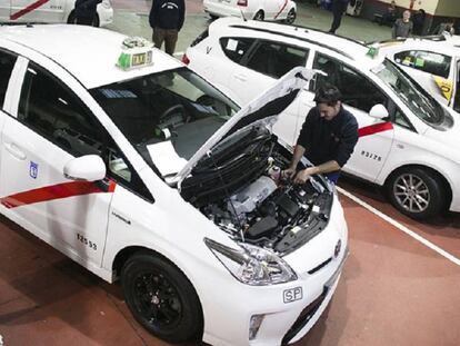 Taxis en reparación en la cooperativa del taxi, el mayor taller de España.