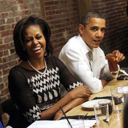 Michelle y Barack Obama en un restaurante en Washington.