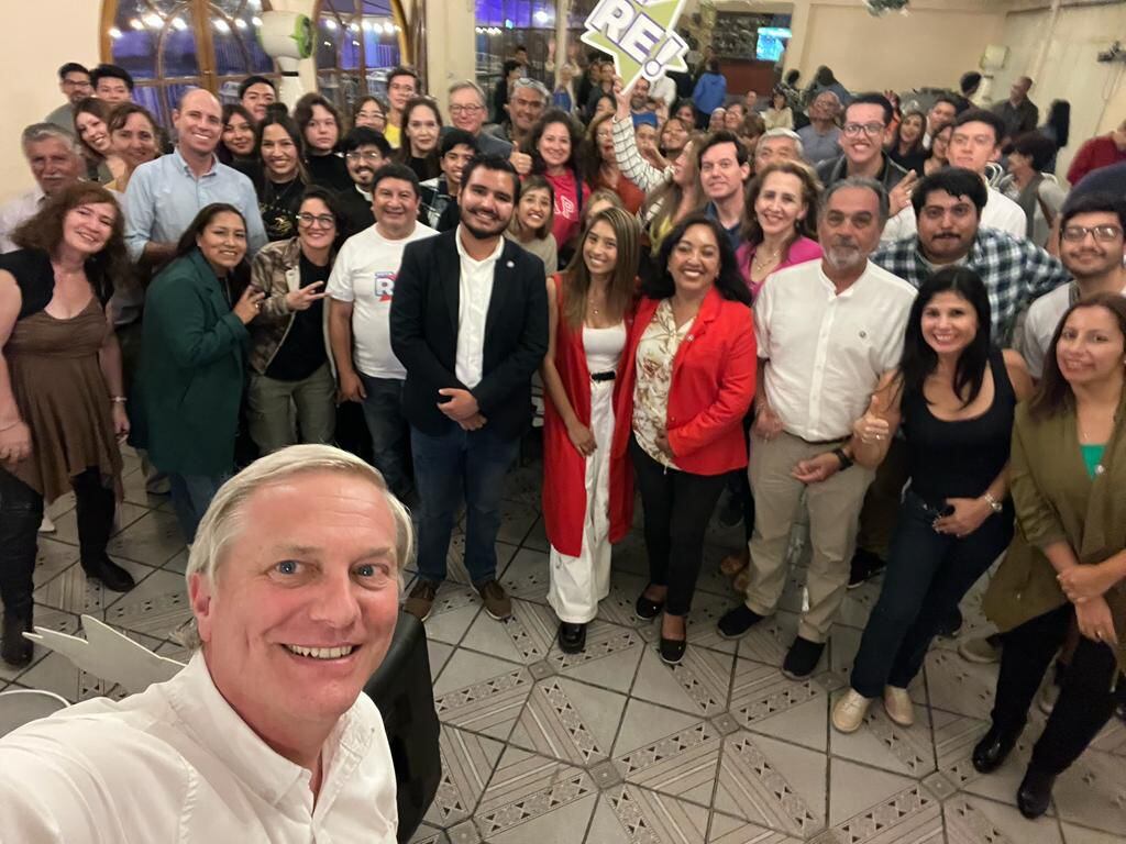 Kast se hace una selfi con candidatos al consejo constituyente, en una imagen publicada en sus redes sociales el 2 de mayo desde Arica. 