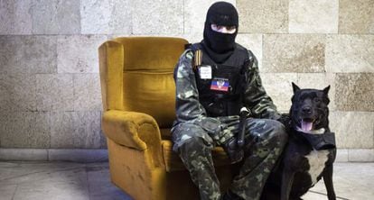 Un militante prorruso con su perro en la Administración Provincial de Donetsk.