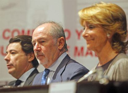 La presidenta de Madrid y el próximo presidente de Caja Madrid, Rodrigo Rato, junto al que fuera candidato de Aguirre para el cargo, Ignacio González.