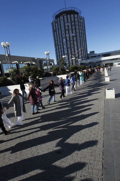 Cadena humana alrededor del Hospital Universitario de La Paz, dentro de la jornada 'Abraza tu hospital', para protestar por los recortes en Sanidad