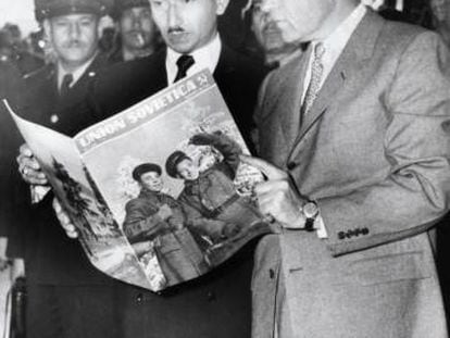 El vicepresidente Richard Nixon lee junto al golpista Carlos Castillo Armas una revista comunista en 1955.