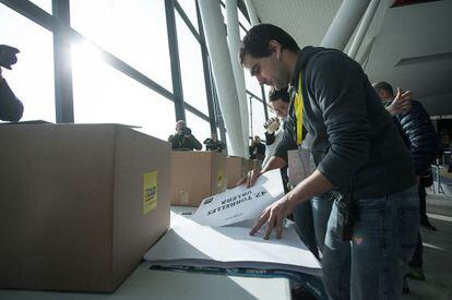 Militants de la CUP preparen les urnes per a les votacions.