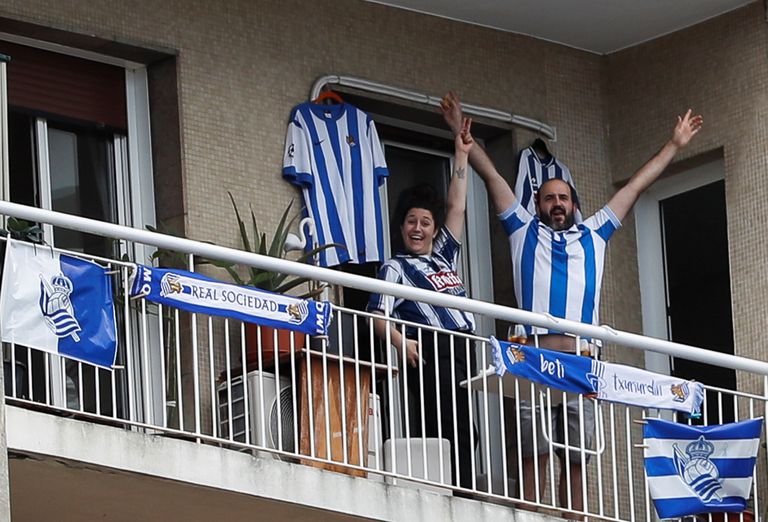Aficionados de la Real decoraron su balcón el pasado 18 de abril, fecha en la que debía haberse disputado la final de Copa.