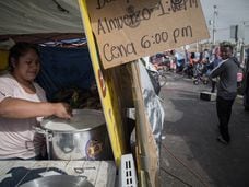 María Elena Pérez Nava, mexicana de 30 años, es voluntaria y la máxima responsable de la cocina de El Chaparral. Como el resto de migrantes llegó al campamento huyendo de la violencia de su comunidad y ahora espera un permiso para cruzar a Estados Unidos.