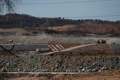 Labores para la recrecida de las escombreras de residuos mineros en Riotinto.
