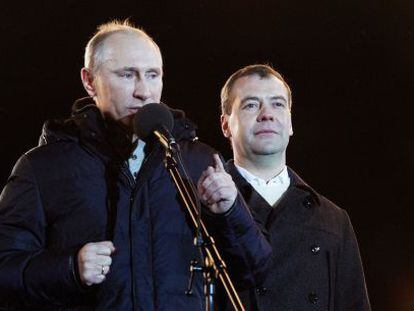 Putin y Medv&eacute;dev, en Mosc&uacute;, tras conocerse los resultados. 