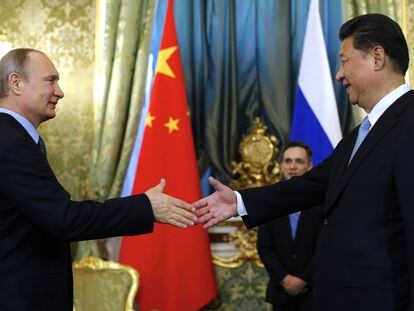 El presidente ruso, Vladímir Putin, saluda a su homólogo chino, Xi Jinping, durante su visita a Moscú (Rusia) en 2019.