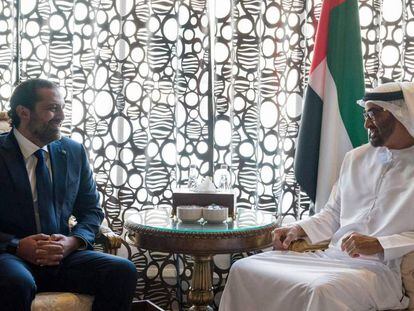 El ex primer ministro libanés Saad Hariri (izquierda) junto al príncipe heredero de Abu Dhabi, Mohammed bin Zayed Al-Nahyan, en Abu Dabi, este martes.