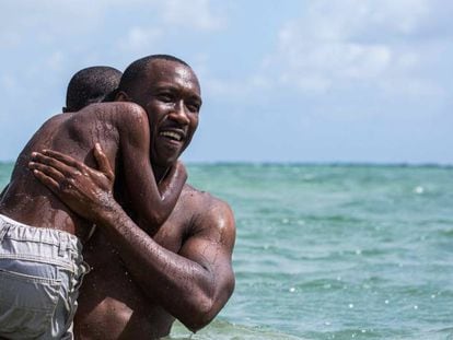 Alex R. Hibbert (de espaldas) y Mahershala Ali, en 'Moonlight'.