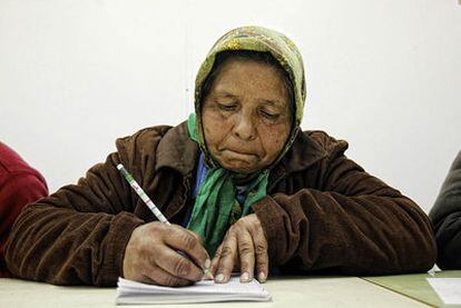 Ioana, la alumna más veterana de la clase, en el aula de adultos de El Gallinero.