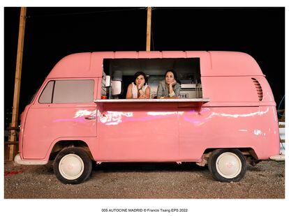 Cristina Porta y Tamara Istambul, socias fundadoras de Autocines, posan en una de las food trucks de sus locales.