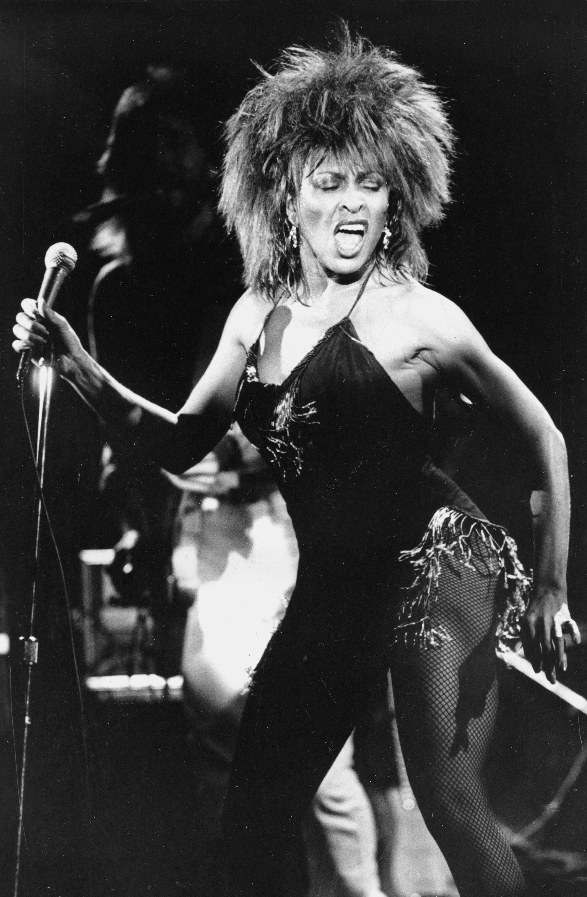 La cantante estadounidense Tina Turner, durante un concierto en Los Ángeles, en 1984.