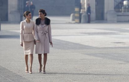 La reina Letizia (izquierda) conversa con Juliana Awada.