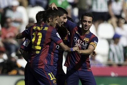 Luis Suárez, Neymar i Xavi Hernández celebrant el vuitè gol.