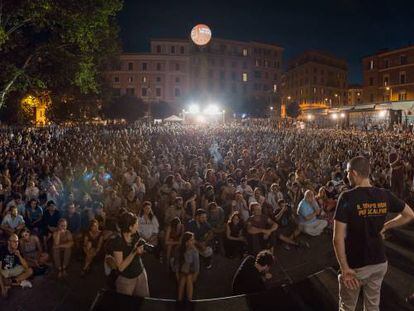 Una proyecci&oacute;n en la plaza de San Cosimato, en Roma, con el director Paolo Sorrentino (derecha). 